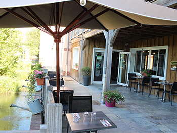 Terrasse au bord de l'eau déjeuner midi brasserie Rouen Clos Vaupaliere